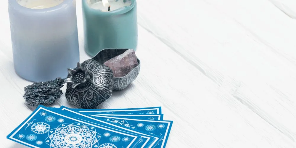 physical medium abilities: Crystal & Tarot card