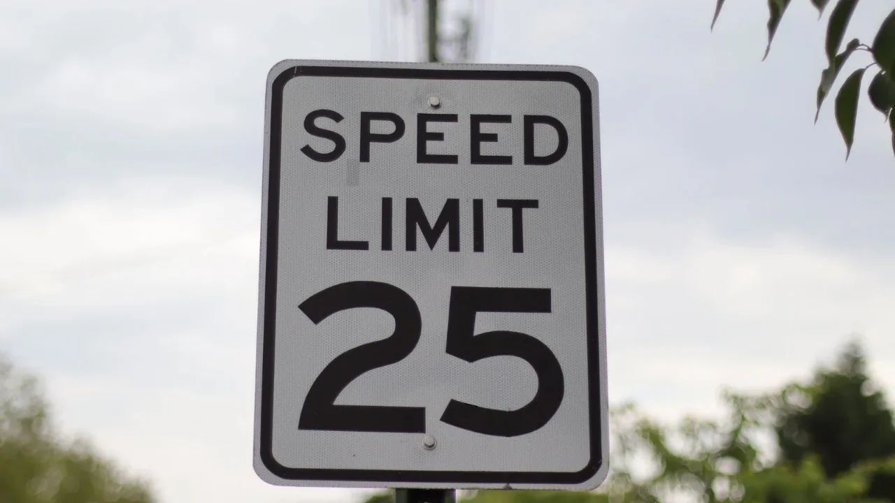 A sign showing speed limit 25