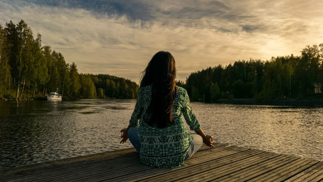 woman sitting in front of the ocean