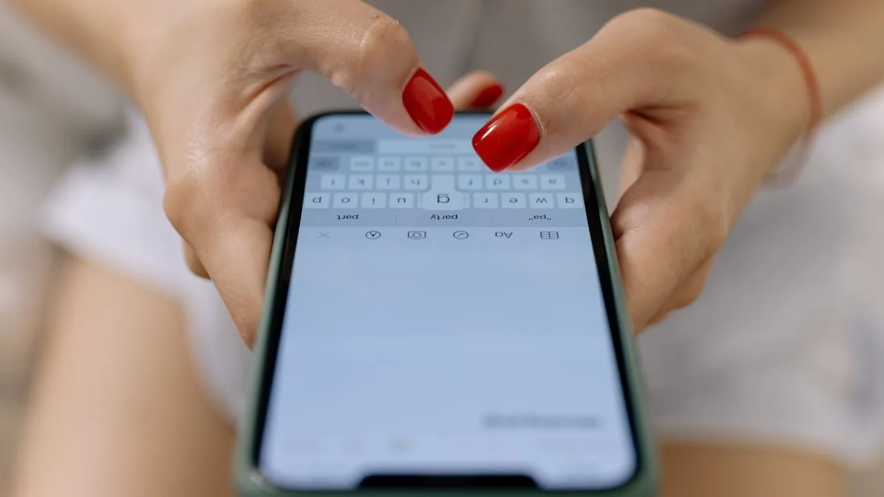 someone replying to a phone text