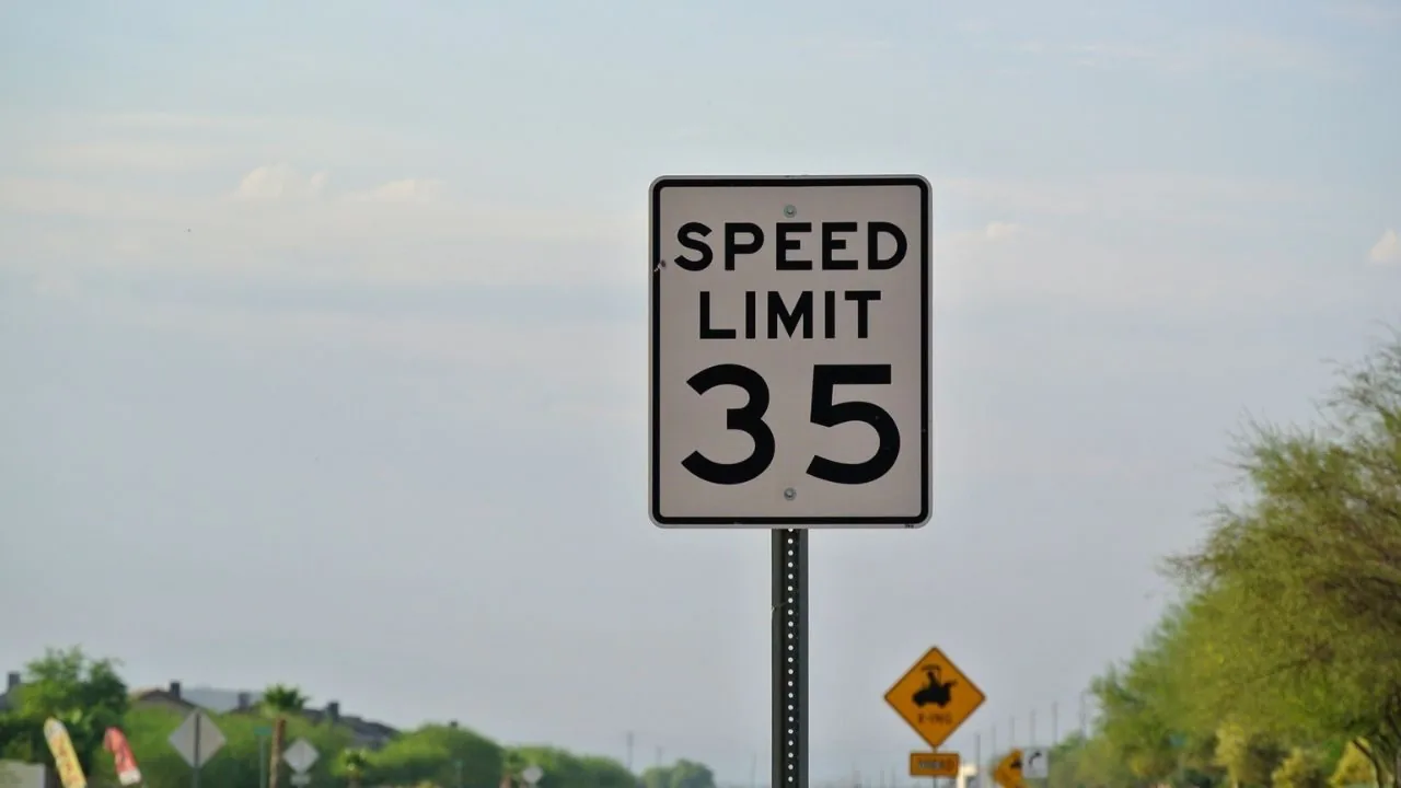 Road sign showing speed limit 35
